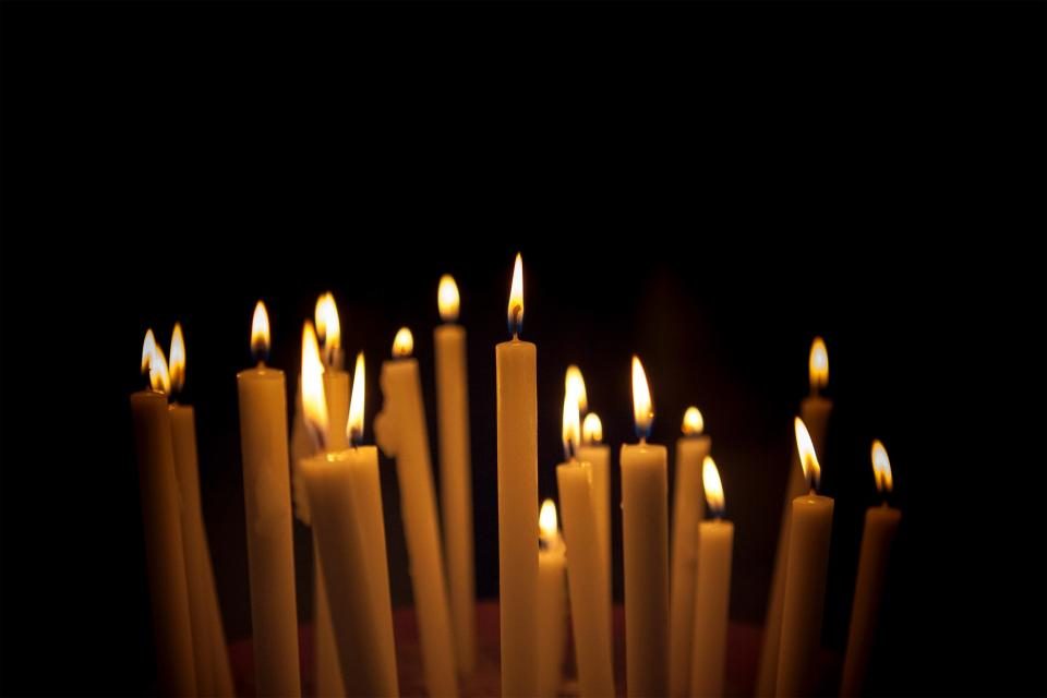 Bougies allumées à la lumière chaude et ambrée