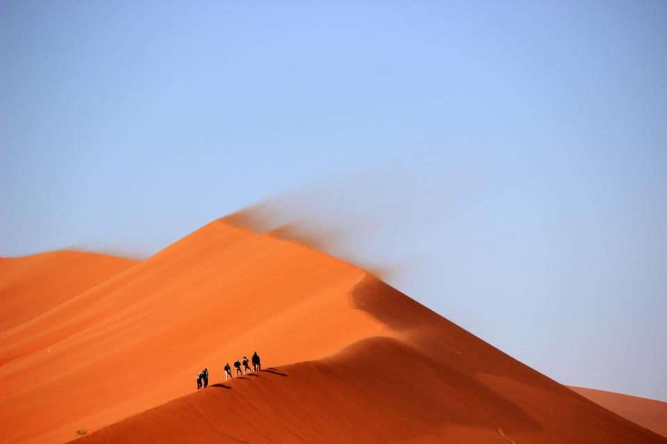 Dunes de sable orangé dans le désert d'Arabie