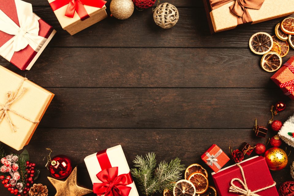 Cadeaux de Noël emballés sur une table en bois