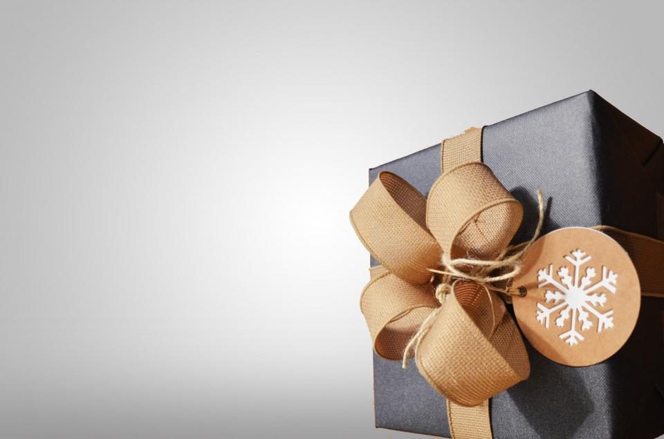 Coffret cadeau noir avec un nœud doré, idée cadeau parfum