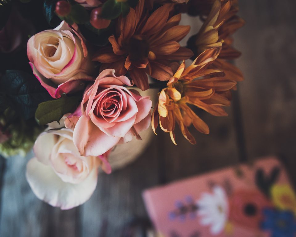 Bouquet de roses et de dahlias