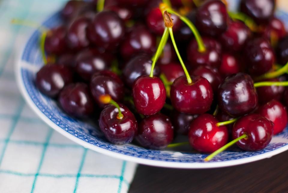 Bol de cerises rouges