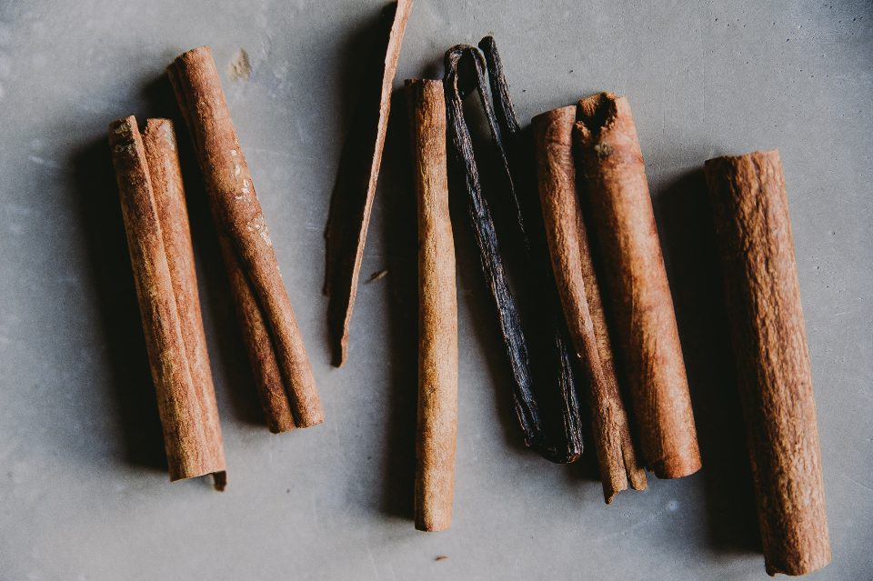 Bâtons de cannelle et gousses de vanille sur un fond gris