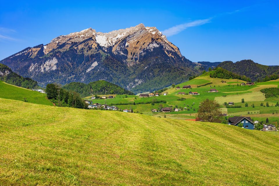 Paysage de montagne alpine au printemps