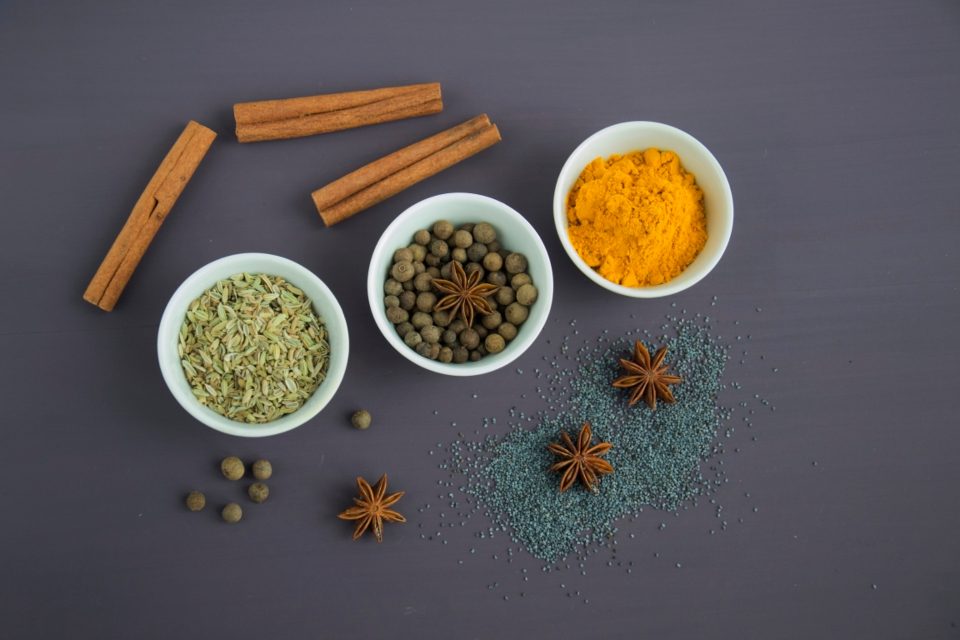 Bâtons de cannelle, anis étoilé et épices, notes des parfums orientaux pour homme