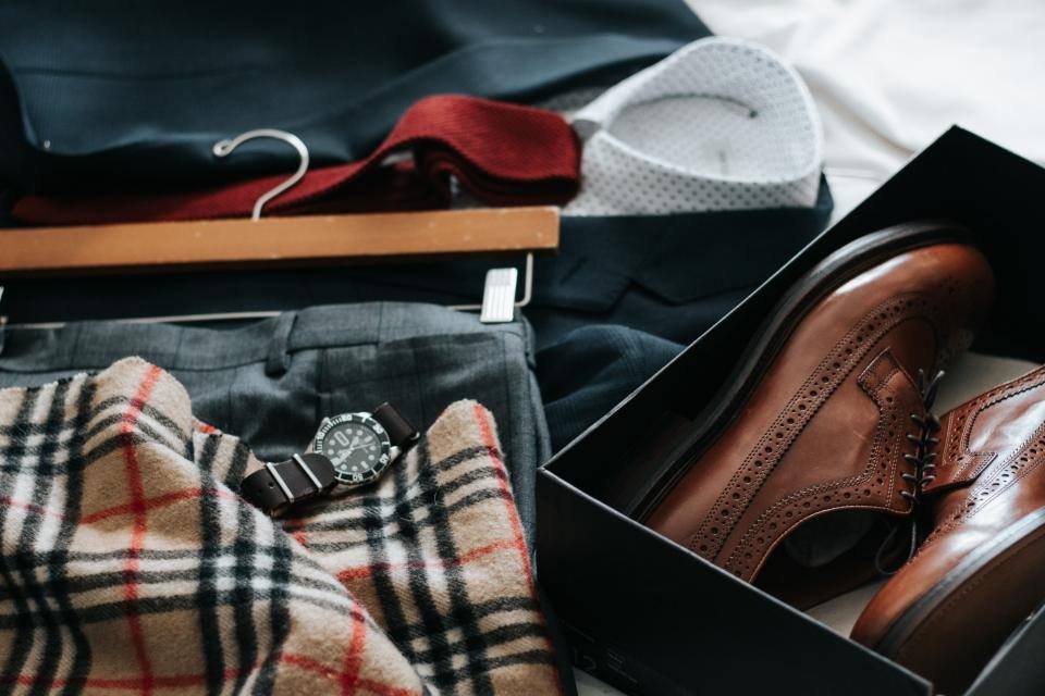 Chaussures en cuir et vêtements élégants pour homme