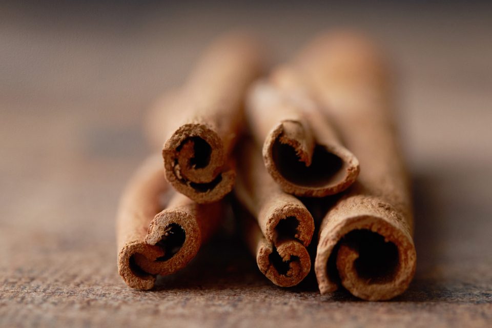Bâtons de cannelle en gros plan, note de tête de Khamrah