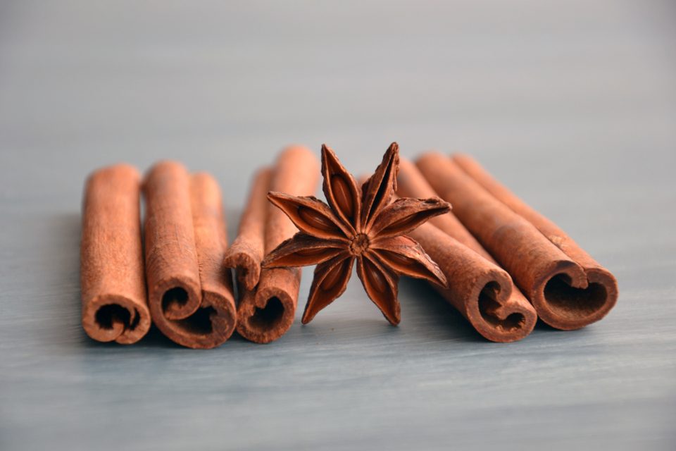 Bâtons de cannelle et anis étoilé, épices présentes dans le parfum Khamrah