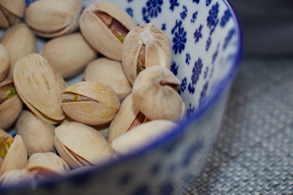 Bol de pistaches, note gourmande star des parfums Khair Pistachio et Kenzie Pistachio