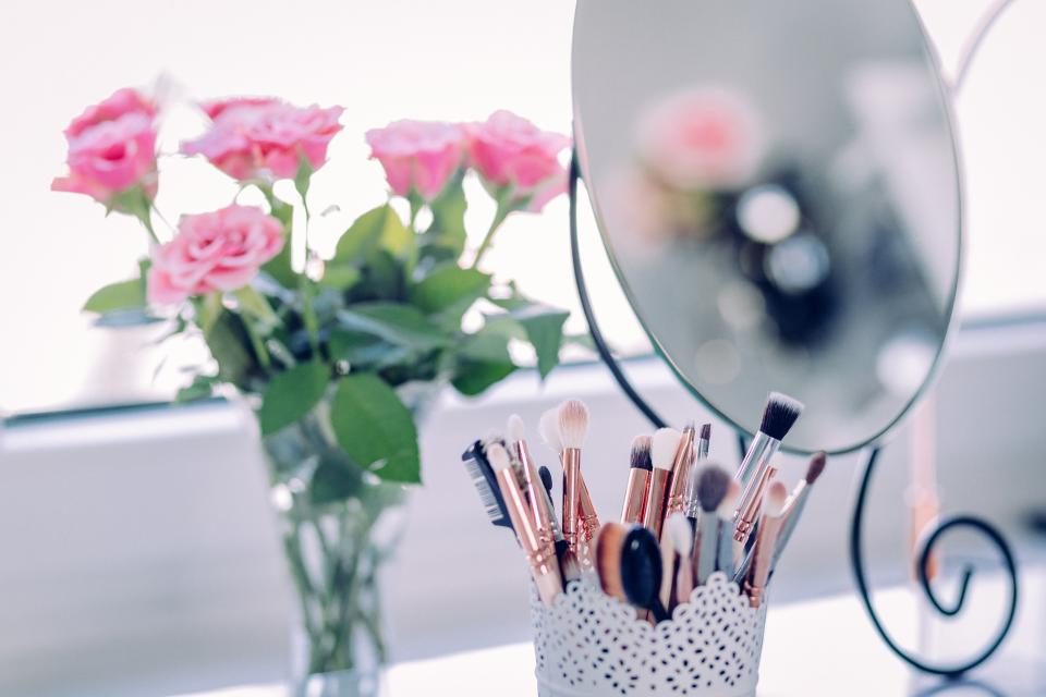 Coiffeuse avec miroir et bouquet de roses, pour se parfumer le matin